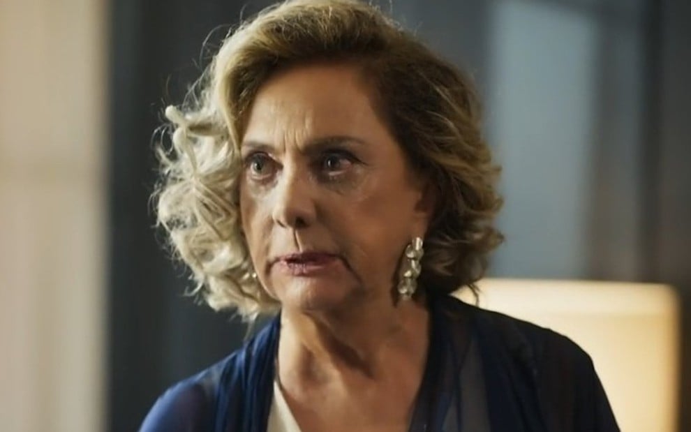 Eliane Giardini em cena de Mania de Você como Berta