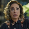 Eliane Giardini com expressão séria em cena da novela Mania de Você