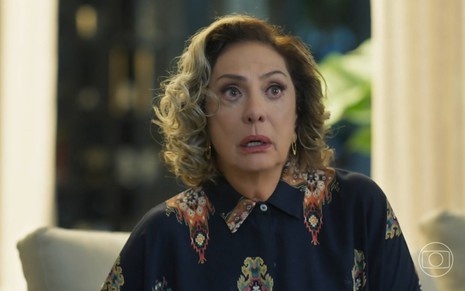 Eliane Giardini em cena de Mania de Você como Berta