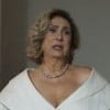 Eliane Giardini caracterizada como Berta; ela está séria em cena de Mania de Você