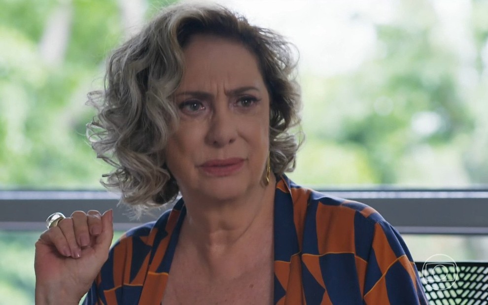 Eliane Giardini em cena de Mania de Você como Berta