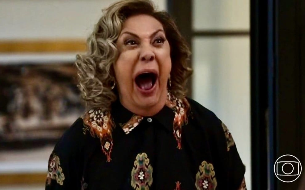 Eliane Giardini em cena de Mania de Você como Berta