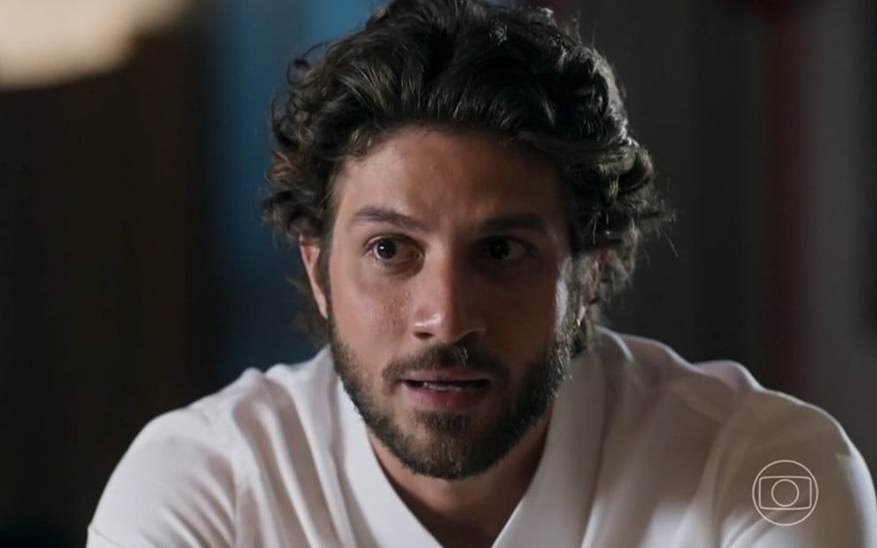 Chay Suede está caracterizado como Mavi, vilão da novela Mania de Você, da Globo