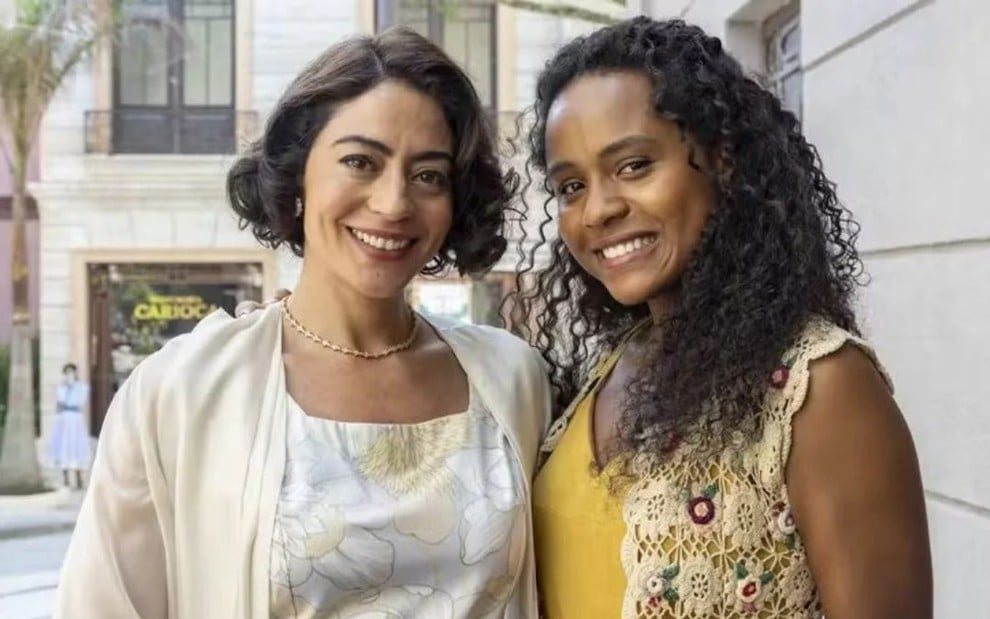 A atriz Carol Castro posa com Duda Santos em cenário da novela Garota do Momento, da Globo