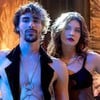 Bruno Montaleone e Alanis Guillen posam com figurinos sensuais em cenário da novela Mania de Você, da Globo