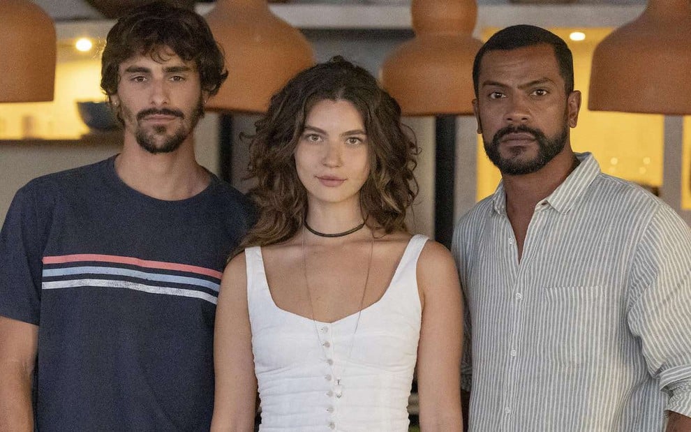 Cristiano (Bruno Montaleone), Michele (Alanis Guillen) e Daniel (Samiel de Assis) na novela Mania de Você, da Globo