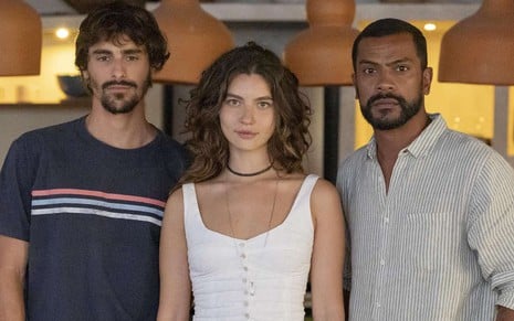 Cristiano (Bruno Montaleone), Michele (Alanis Guillen) e Daniel (Samiel de Assis) na novela Mania de Você, da Globo