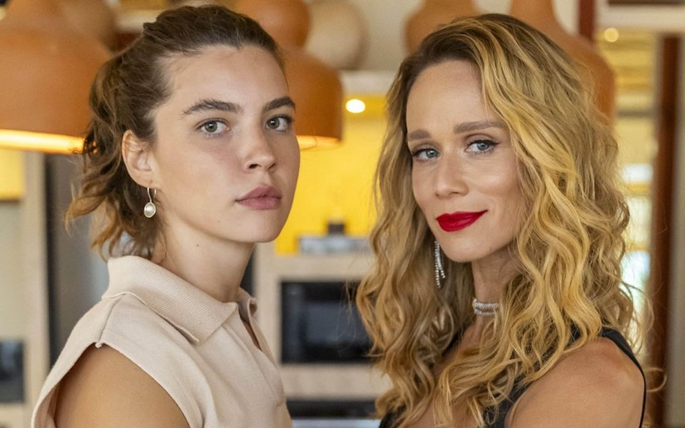 Alanis Guillen e Mariana Ximenes posam nos bastidores de Mania de Você, novela das nove da Globo