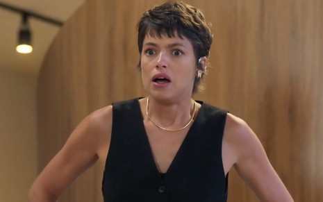 Agatha Moreira com expressão séria em cena da novela Mania de Você