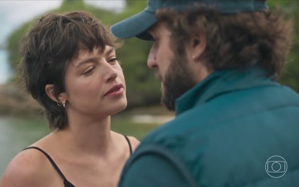 Agatha Moreira contracena com Chay Suede em cena Mania de Você, da Globo, como Luma