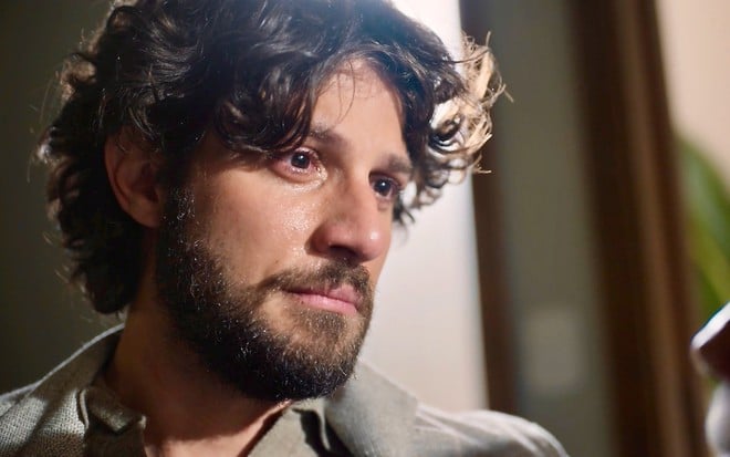 Chay Suede está caracterizado como Mavi, vilão da novela Mania de Você, da Globo