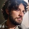 Chay Suede está caracterizado como Mavi, vilão da novela Mania de Você, da Globo