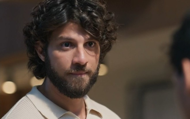 Chay Suede está caracterizado como Mavi, vilão da novela Mania de Você, da Globo