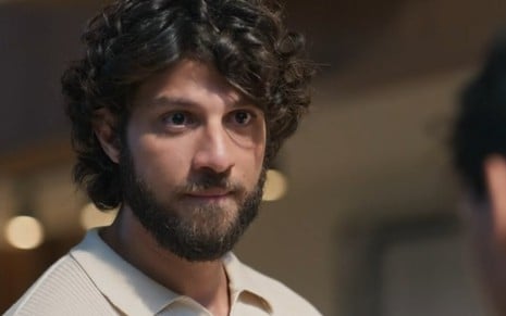 Chay Suede está caracterizado como Mavi, vilão da novela Mania de Você, da Globo