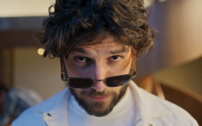 O ator Chay Suede está em cena como Mavi na novela Mania de Você, da Globo