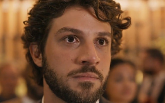 Chay Suede está caracterizado como Mavi, vilão da novela Mania de Você, da Globo