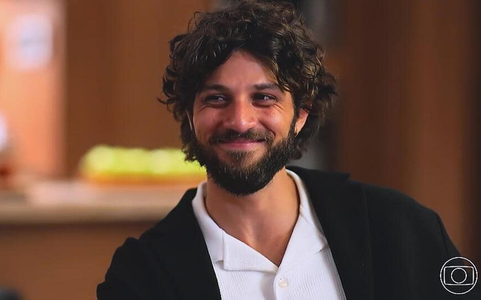 O ator Chay Suede está em cena como Mavi na novela Mania de Você, da Globo