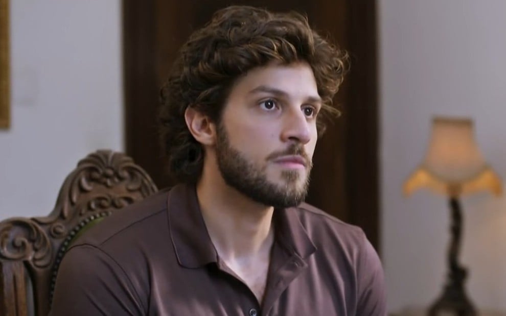 Chay Suede está em cena de Mania de Você como Mavi