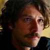 Chay Suede está caracterizado como Mavi, vilão da novela Mania de Você, da Globo