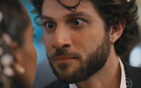 O ator Chay Suede está em cena como Mavi na novela Mania de Você, da Globo