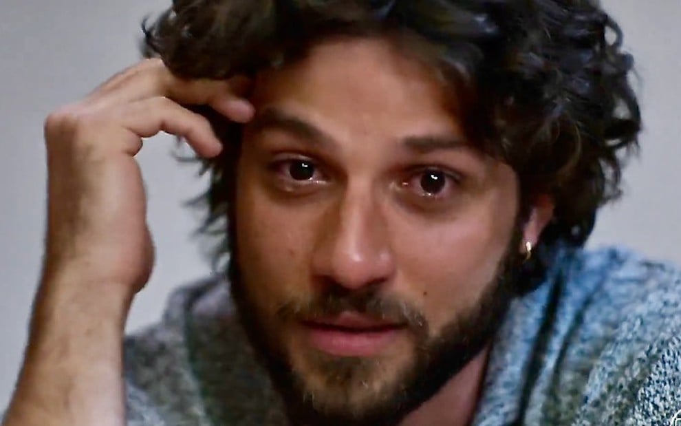 Chay Suede está caracterizado como Mavi, vilão da novela Mania de Você, da Globo