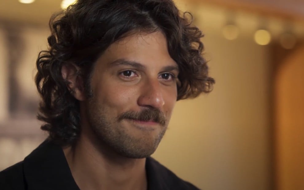 Chay Suede está caracterizado como Mavi, vilão da novela Mania de Você, da Globo