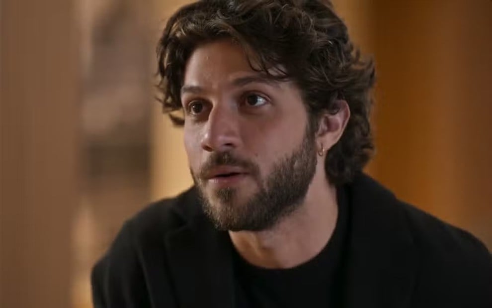 Chay Suede com expressão séria em cena como Mavi na novela Mania de Você