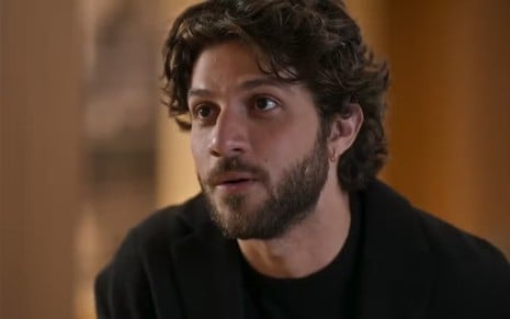 Chay Suede com expressão séria em cena como Mavi na novela Mania de Você