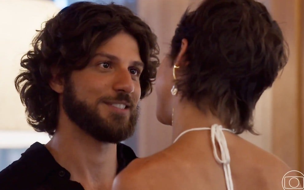 Chay Suede contracena com Agatha Moreira em Mania de Você, novela das nove da Globo