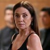 Adriana Esteves está em close em cena como Mércia na novela Mania de Você, da Globo