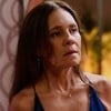 Adriana Esteves está em close em cena como Mércia na novela Mania de Você, da Globo