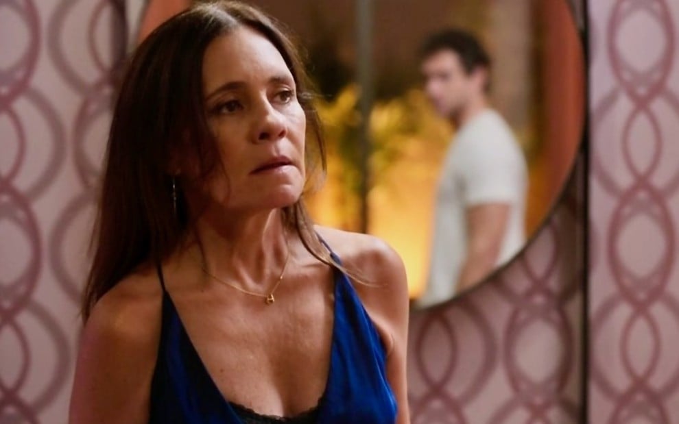 Adriana Esteves está em close em cena como Mércia na novela Mania de Você, da Globo