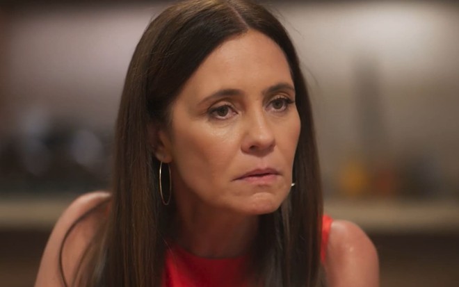 Adriana Esteves está em close em cena como Mércia na novela Mania de Você, da Globo