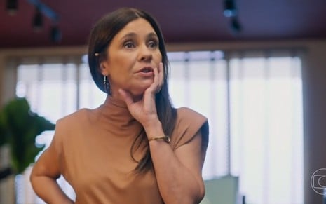 Adriana Esteves está em close em cena como Mércia na novela Mania de Você, da Globo