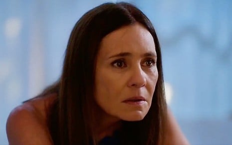 Adriana Esteves está em close em cena como Mércia na novela Mania de Você, da Globo