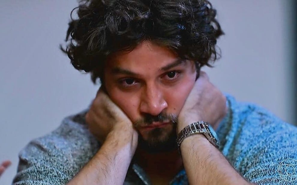 O ator Chay Suede está em cena como Mavi na novela Mania de Você, da Globo