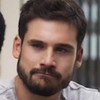 Bukassa Kabengele (cortado na imagem) contracena com Nicolas Prattes em Mania de Você, da Globo