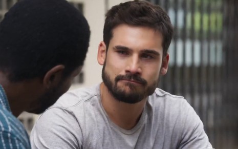 Nicolas Prattes está em cena como Rudá na novela Mania de Você