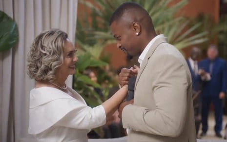 Eliane Giardini contracena com David Junior em Mania de Você, da Globo