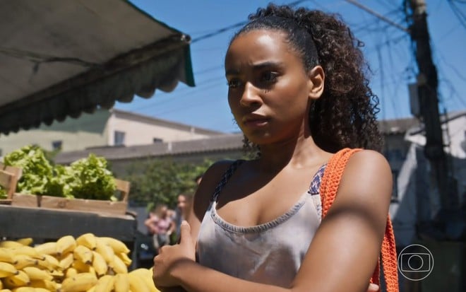 Gabz em cena da novela Mania de Você como Viola