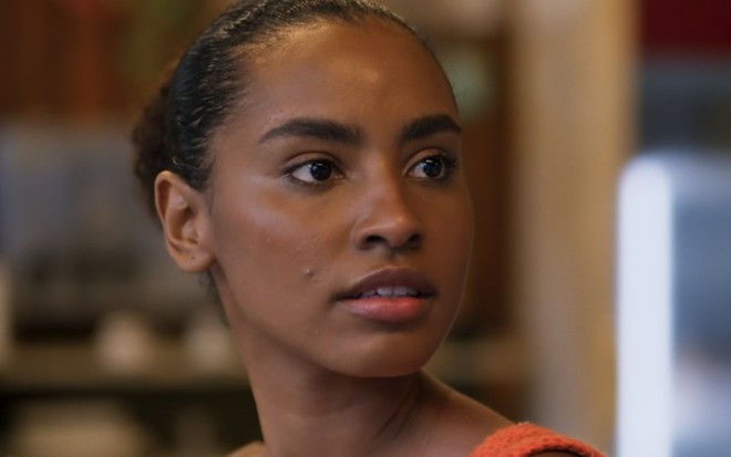Gabz está com expressão séria em cena da novela Mania de Você