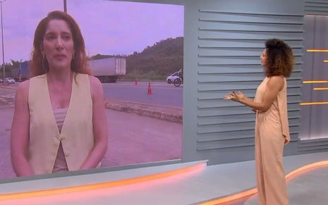 No telão do cenário de um telejornal, mulher está muito emocionada e segura choro