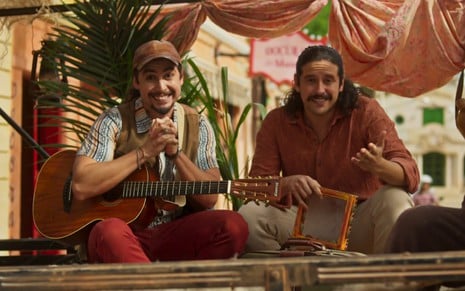 Juzé e Lukete têm expressões felizes em um caminhão em cena de No Rancho Fundo