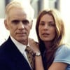 Os atores Francisco Cuoco e Carolina Ferraz lado a lado, ela com a mão no ombro dele, posando para foto de divulgação de Pecado Capital (1998)