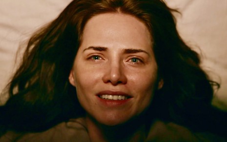 Leticia Colin como Adriana em cena de Quem Ama Cuida, novela da TV Globo