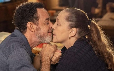 Enéas (Glicério do Rosário) e Elisa (Isabela Garcia) se beijaram pela primeira vez na novela