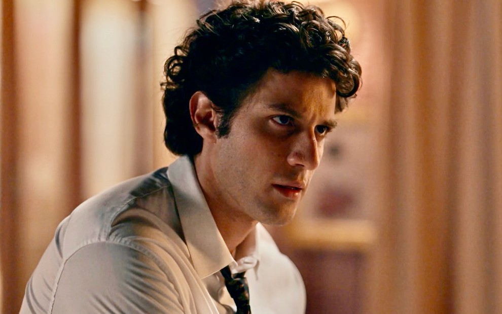 Chay Suede como Pedro na novela Quem Ama Cuida