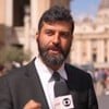Montagem com a chaminé no Vaticano à direita e o correspondente Rodrigo Carvalho à esquerda