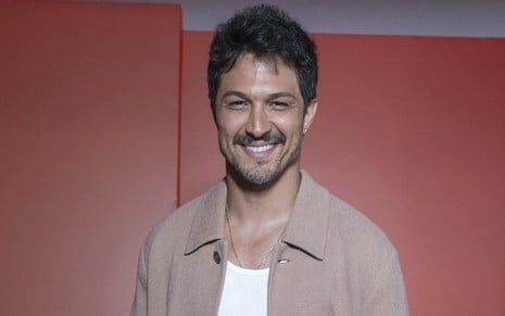 O ator Rômulo Estrela posa nos bastidores de gravação de chamada de fim de ano da Globo
