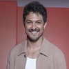 O ator Rômulo Estrela posa nos bastidores de gravação de chamada de fim de ano da Globo